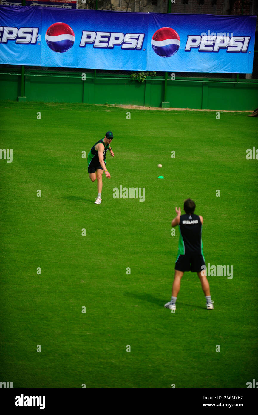 L'équipe de cricket irlandais pratiques à l'espace extra-domaine de Sher-e-bangla National Stadium, à Mirpur, avant leur match contre le Bangladesh le 25 février 2011. Dhaka, Bangladesh. Le 23 février 2011. Banque D'Images