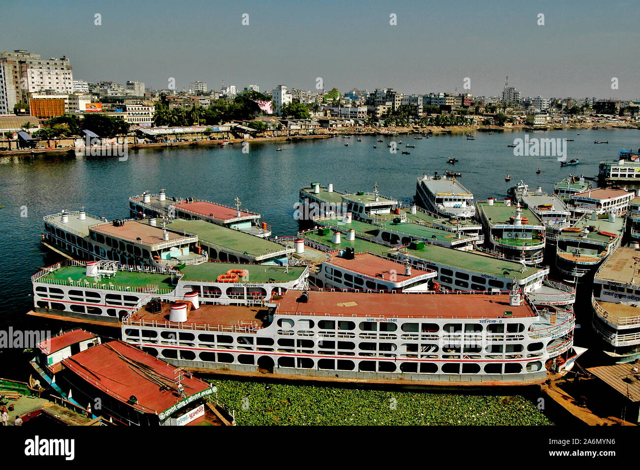 L'Sadarghat Lancer Terminal, sur la rive de la Buriganga, est le plus achalandé port fluvial au Bangladesh avec des centaines de lance tous les jours à l'arrivée et au départ. En raison de l'absence de système de communication ferroviaire et routière entre la capitale Dhaka et la plupart des régions du sud du pays, les gens de cette région sont fortement tributaires de la rivière itinéraire par ce terminal pour le transport. Cependant, il ne dispose pas d'un bon système d'élimination des déchets. Le terminal libère une grande quantité de déchets solides et de la pétrochimie dans la rivière. Dhaka, Bangladesh. Le 8 novembre 2009. Banque D'Images