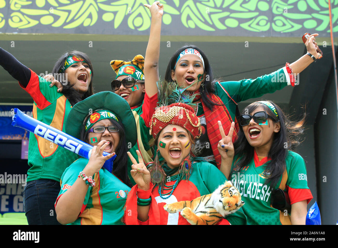 Fans de cricket du Bangladesh pour acclamer leur équipe pendant le match d'ouverture de la 10e Coupe du Monde de Cricket ICC, à Sher-e-bangla Stade National, le 19 février, 2011. Mirpur, Dhaka, Bangladesh. Banque D'Images