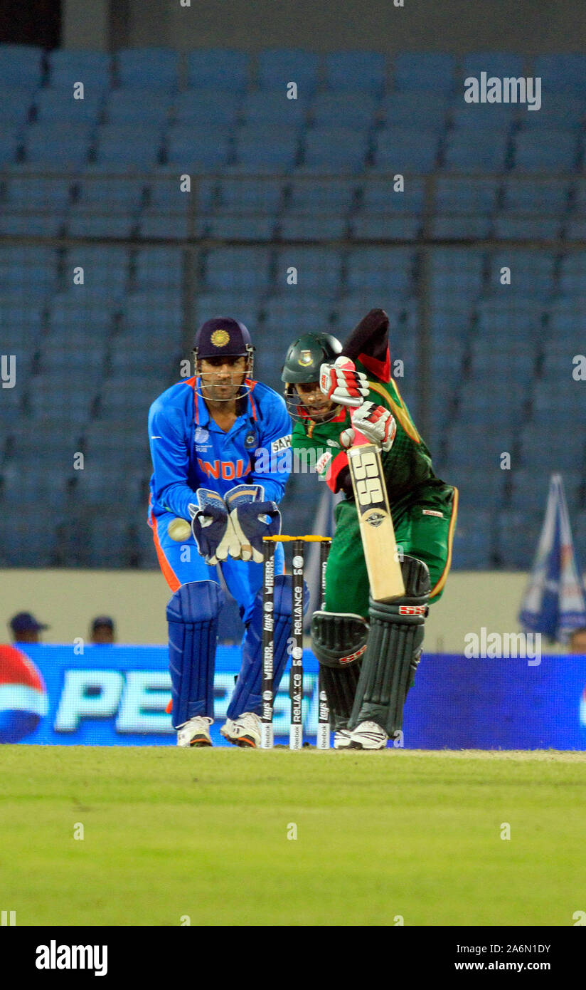 Mushfiqur Rahim bangladais de l'équipe de cricket de chauves-souris pendant le match d'ouverture (Inde et Bangladesh) de l'ICC Cricket World Cup 2011 à Sher-e-bangla National Stadium, Mirpur, le 19 février 2011. Dhaka, Bangladesh. Banque D'Images