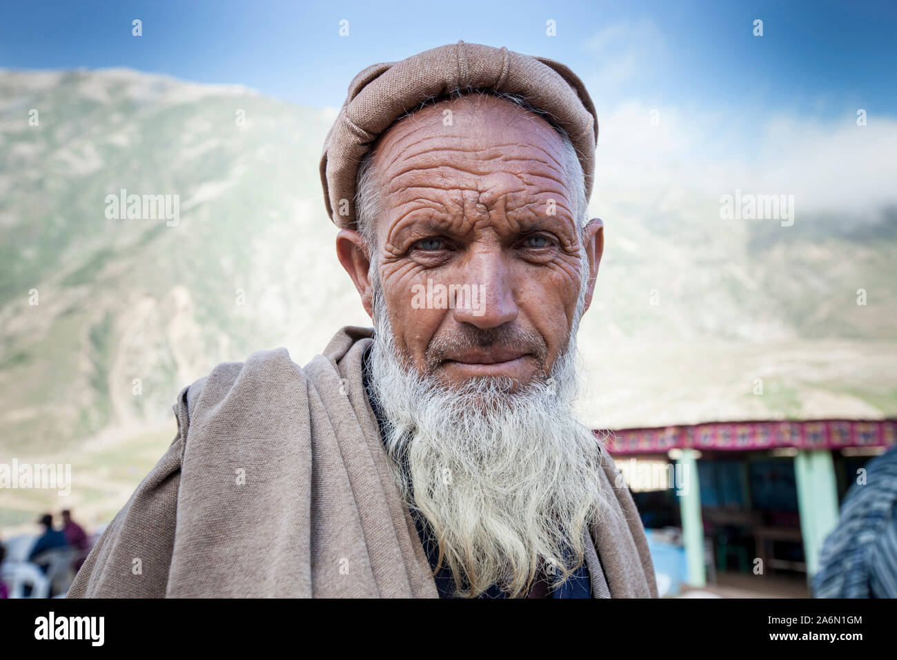 Un vieil homme se tient et regarde en arrière dans le nord du Pakistan. Banque D'Images