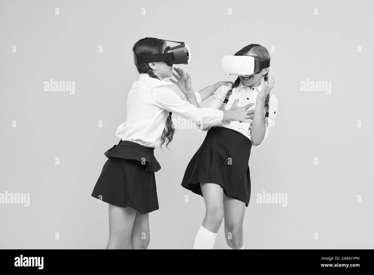 À l'aide de technologies. VR enfants portent des lunettes sans fil VR. Avenir de l'éducation. retour à l'école. Avenir numérique et l'innovation. réalité virtuelle. Les petites filles en casque VR. Heureux les enfants utilisent la technologie moderne. Banque D'Images