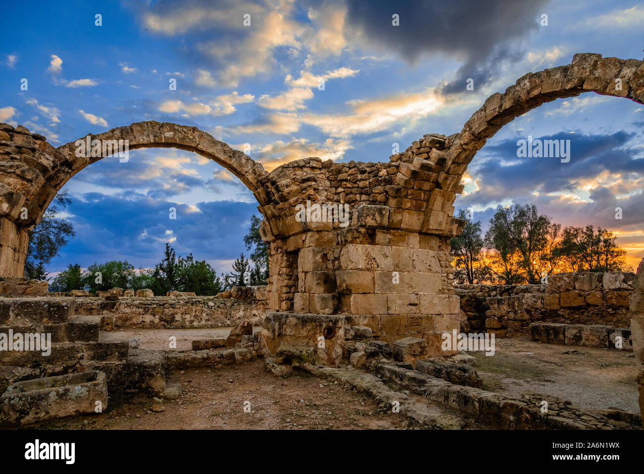 L'époque byzantine, Saranta Kolones quarante colonnes, château ruiné archs dans un coucher du soleil, Kato Paphos, Chypre Banque D'Images
