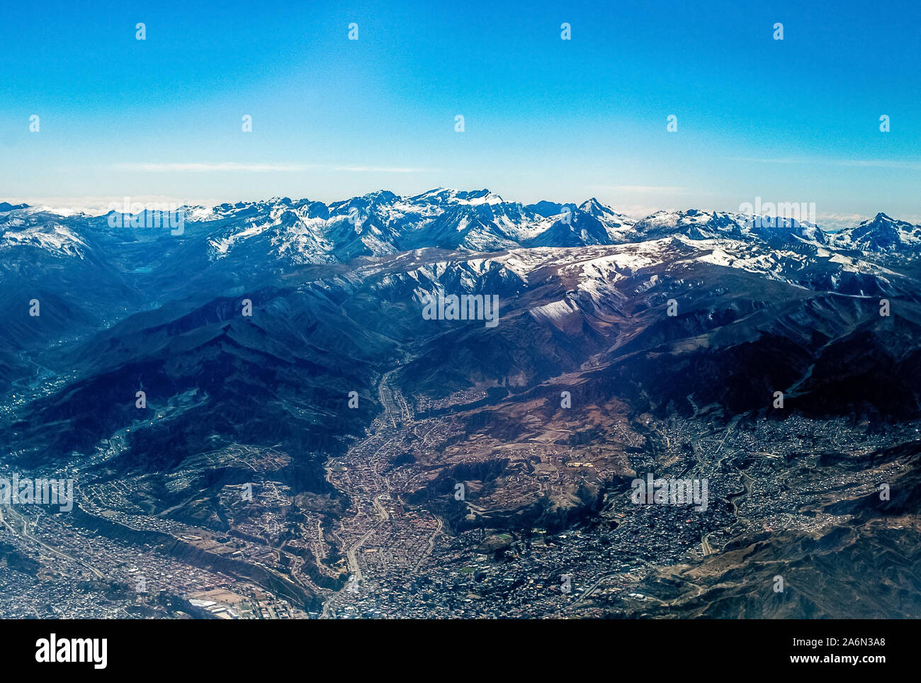 La Ville de La Paz, Bolivie Vu du ciel avec des pics des montagnes enneigées de la Cordillère des Andes Banque D'Images