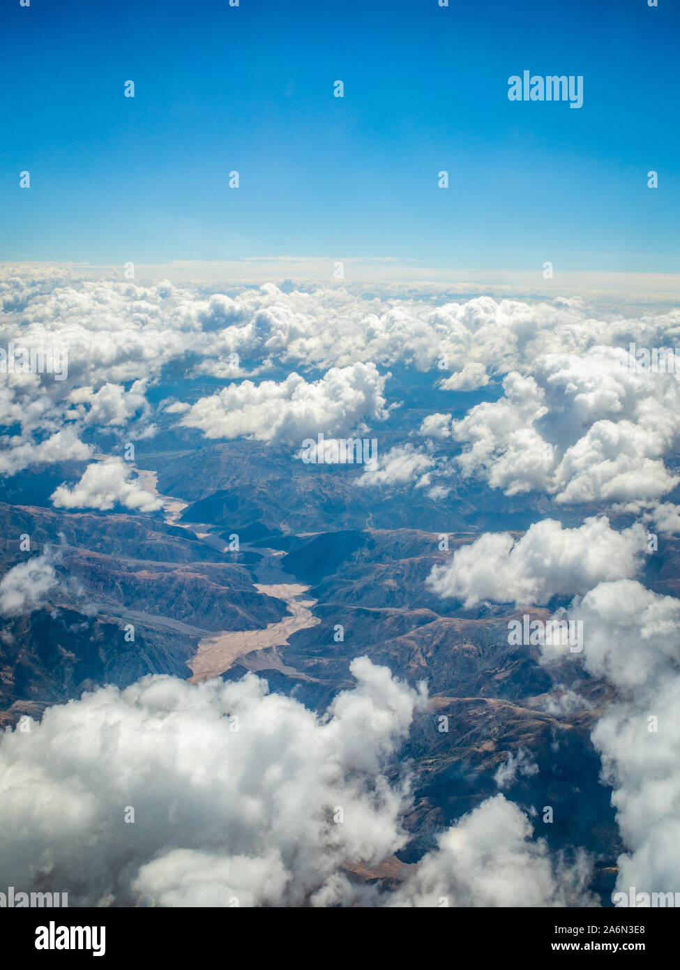 Cordillère des Andes Montagnes et rivière avec vue magnifique ciel nuageux Ciel Bleu Banque D'Images