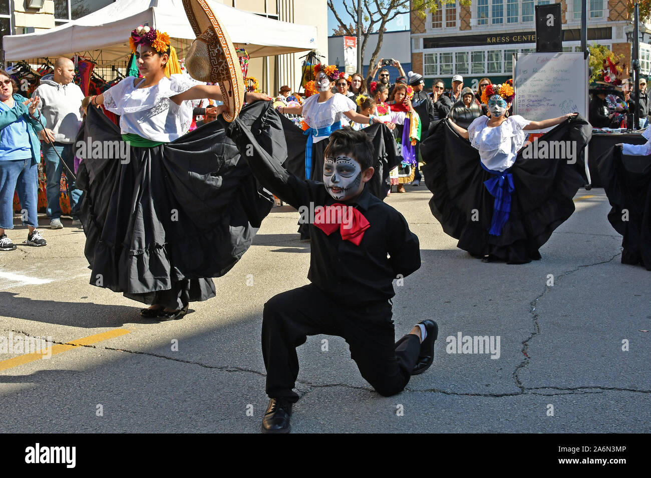 Emporia, Kansas, États-Unis, le 26 octobre, 2019 Le Jour des Morts (Dia de los Muertos) célébration tenue à Emporia aujourd'hui. Jeune homme dans le crâne en sucre le visage est au centre de son groupe de danse au festival d'aujourd'hui Banque D'Images