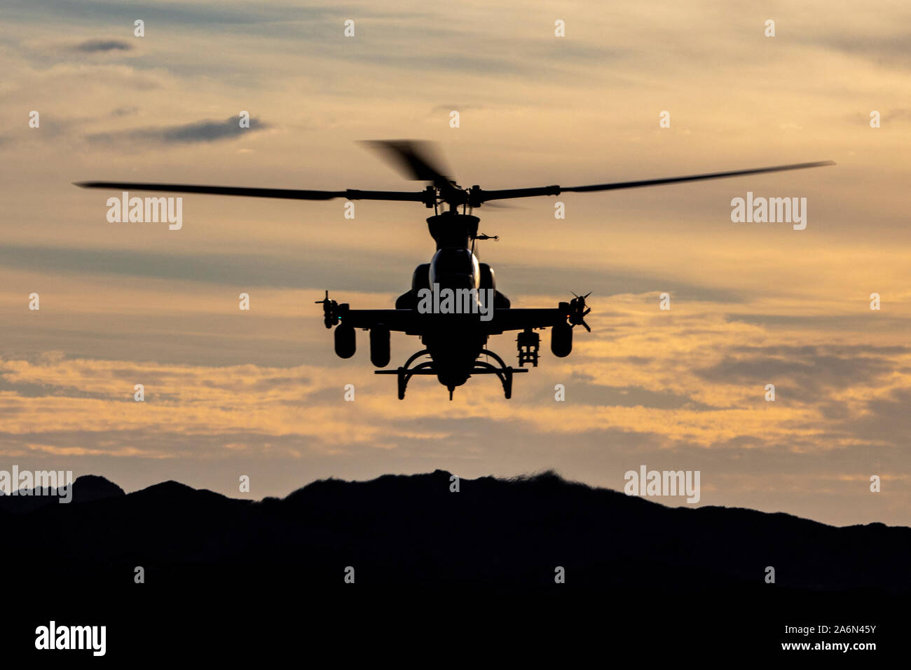Un Corps des Marines américains AH-1Z Viper aéronefs affectés à l'Aviation maritime Premier escadron d'armes et tactiques (MAWTS-1), effectue un exercice tactique assault support au cours armes et tactiques cours Instructeur (WTI) 1-20 au tir aérien de montagne de chocolat, en Californie, le 16 octobre 2019. Le WTI est une formation de 7 semaines organisé par Marine Aviation armes et tactiques d'un escadron (MAWTS-1), qui met l'intégration opérationnelle des six fonctions de l'aviation du Corps des Marines à l'appui d'une masse d'Air Maritime Task Force. Le WTI fournit également une formation tactique avancé normalisés et de certification o Banque D'Images