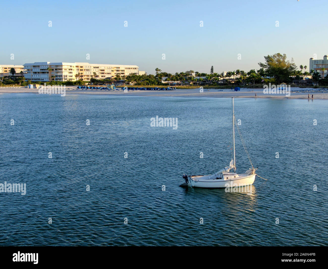 Vue aérienne de petit voilier à St Pete Beach à St Petersburg, Floride USA. Octobre 11th, 2019 Banque D'Images