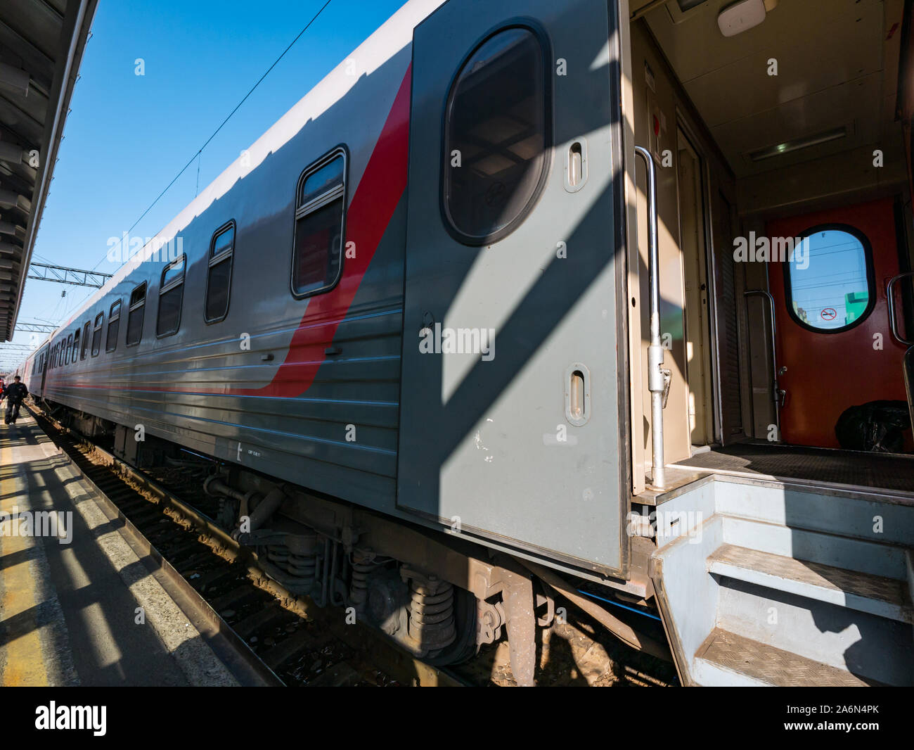 Trans-Siberian Express à la plate-forme, la gare d'Irkoutsk, en Sibérie, Russie Banque D'Images