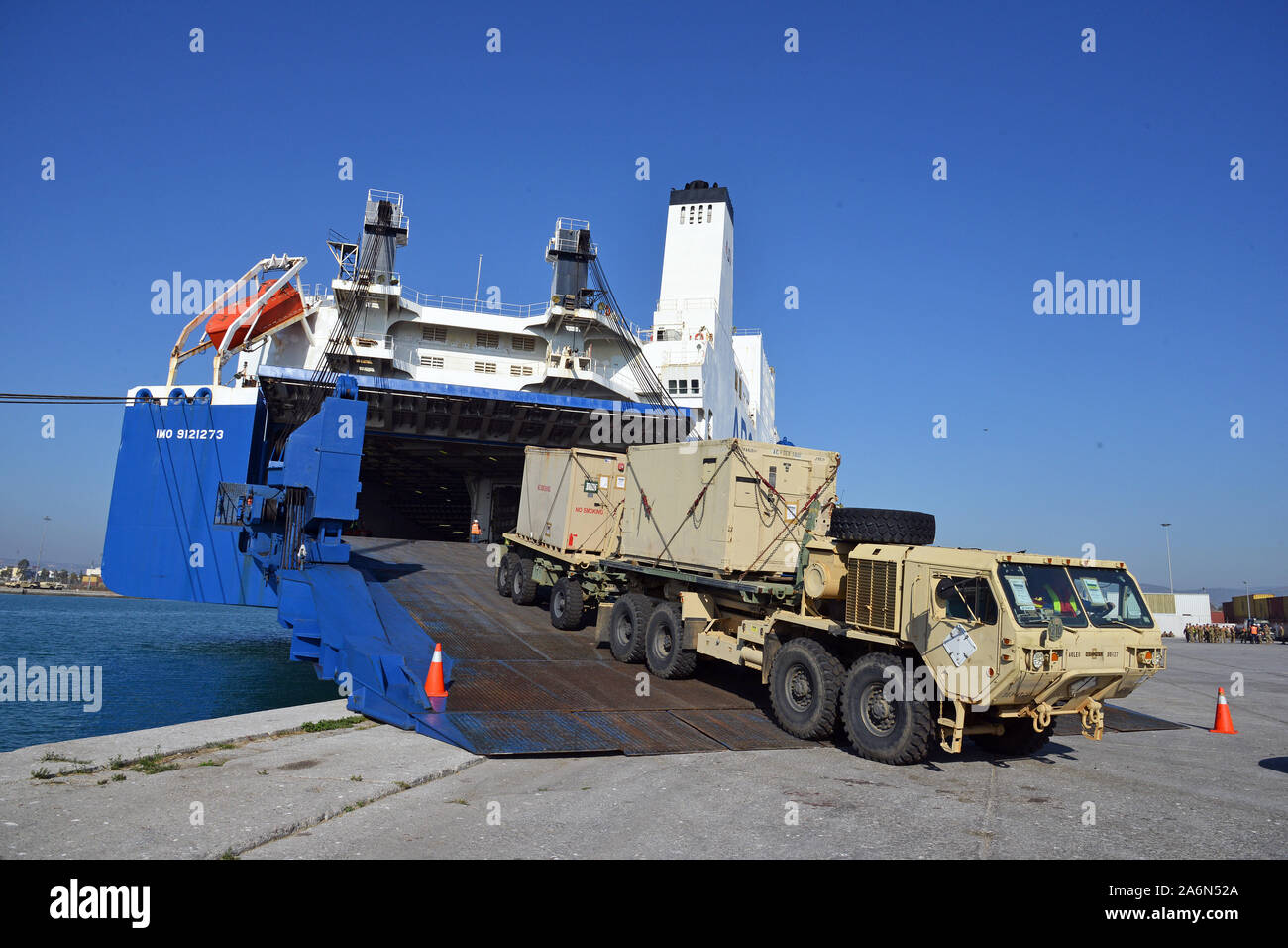 Un véhicule de l'armée américaine est de vider le cargo, arc de l'Endurance, au port de Volos, Grèce 26 Oct, 2019. L'offload est produite au cours de la 3e du déploiement de la cabine (Importation) à l'appui de la résolution de l'Atlantique. La brigade d'aviation a été atteint par plusieurs unités d'inclure le 21ème commandement, soutien Théâtre Transport 598e Brigade, 839th bataillon de transport de la nation hôte et les partenaires qui ont coordonné les opérations portuaires pour assurer le succès de l'arrivée 3CAB et préparation de poursuivre leur migration dans le théâtre européen. 3CAB jouera un rôle critique dans la région atlantique résoudre par la formation en étroite collaboration avec les pa Banque D'Images