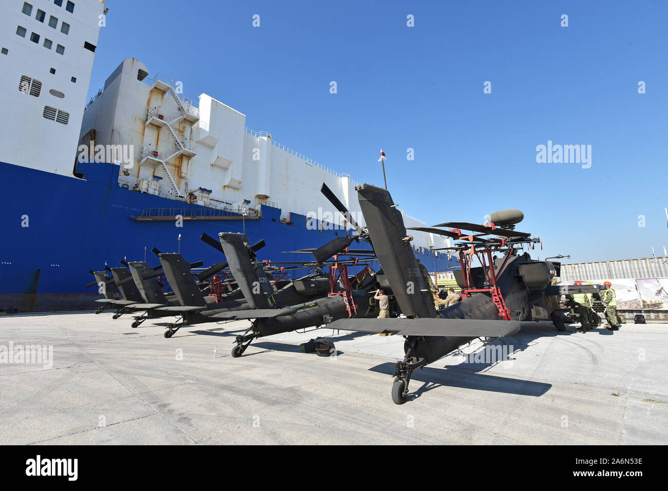 L'armée américaine d'hélicoptères AH-64 Apache de vider le cargo, arc de l'Endurance, au port de Volos, Grèce 26 Oct, 2019. L'offload est produite au cours de la 3e Brigade d'aviation de combat (déploiement d'importation) à l'appui de la résolution de l'Atlantique. La brigade d'aviation a été atteint par plusieurs unités d'inclure le 21ème commandement, soutien Théâtre Transport 598e Brigade, 839th bataillon de transport de la nation hôte et les partenaires qui ont coordonné les opérations portuaires pour assurer le succès de l'arrivée 3CAB et préparation de poursuivre leur migration dans le théâtre européen. 3CAB jouera un rôle critique dans la région atlantique résoudre par t Banque D'Images