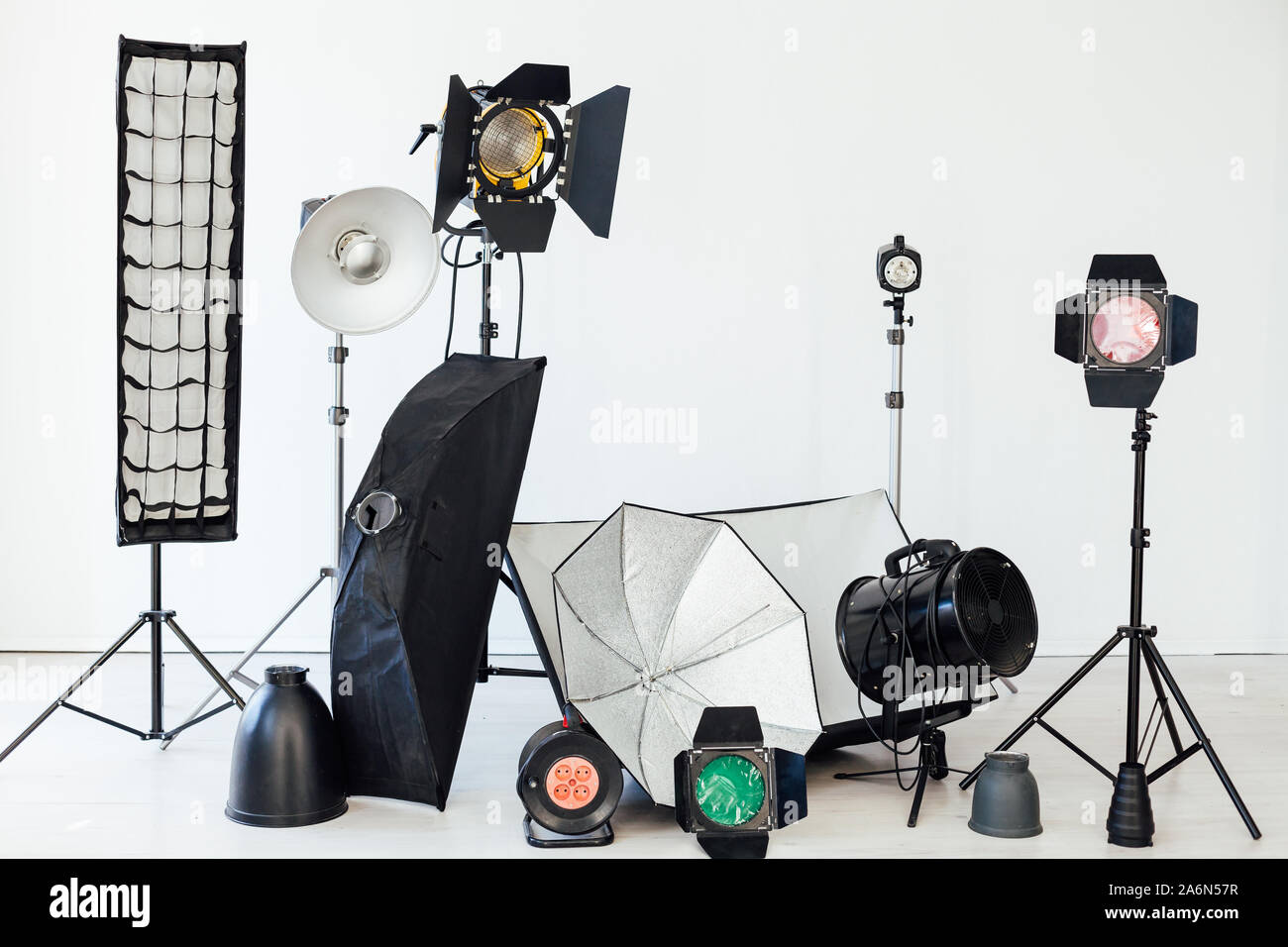 L'équipement de studio photo photographe accessoires lumière flash sur fond blanc Banque D'Images