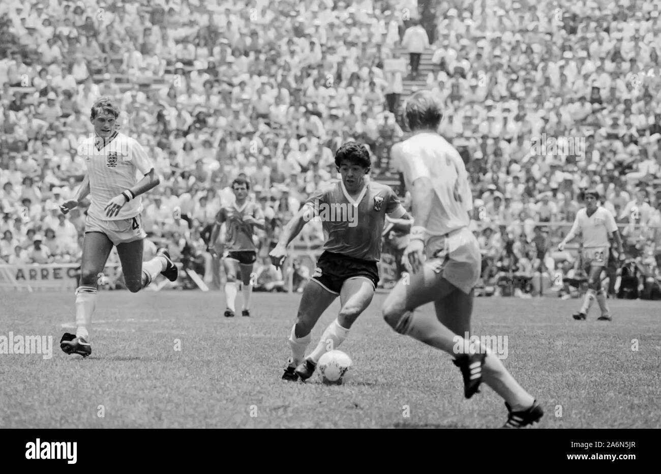 Maradona contre l'Angleterre, pour les quarts de finale de la Coupe du Monde de football Mexique 1986 Banque D'Images