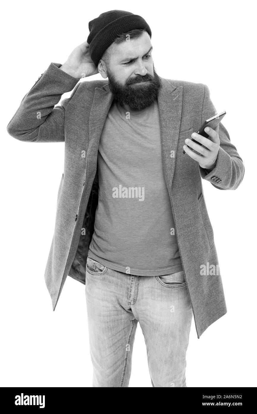 Jeu Mobile est un divertissement interactif. Jouer Hipster jeu portable via wifi ou 3G. Gamer participant à un jeu sur smartphone. Homme barbu player bénéficiant gratuitement jeu en ligne. Banque D'Images