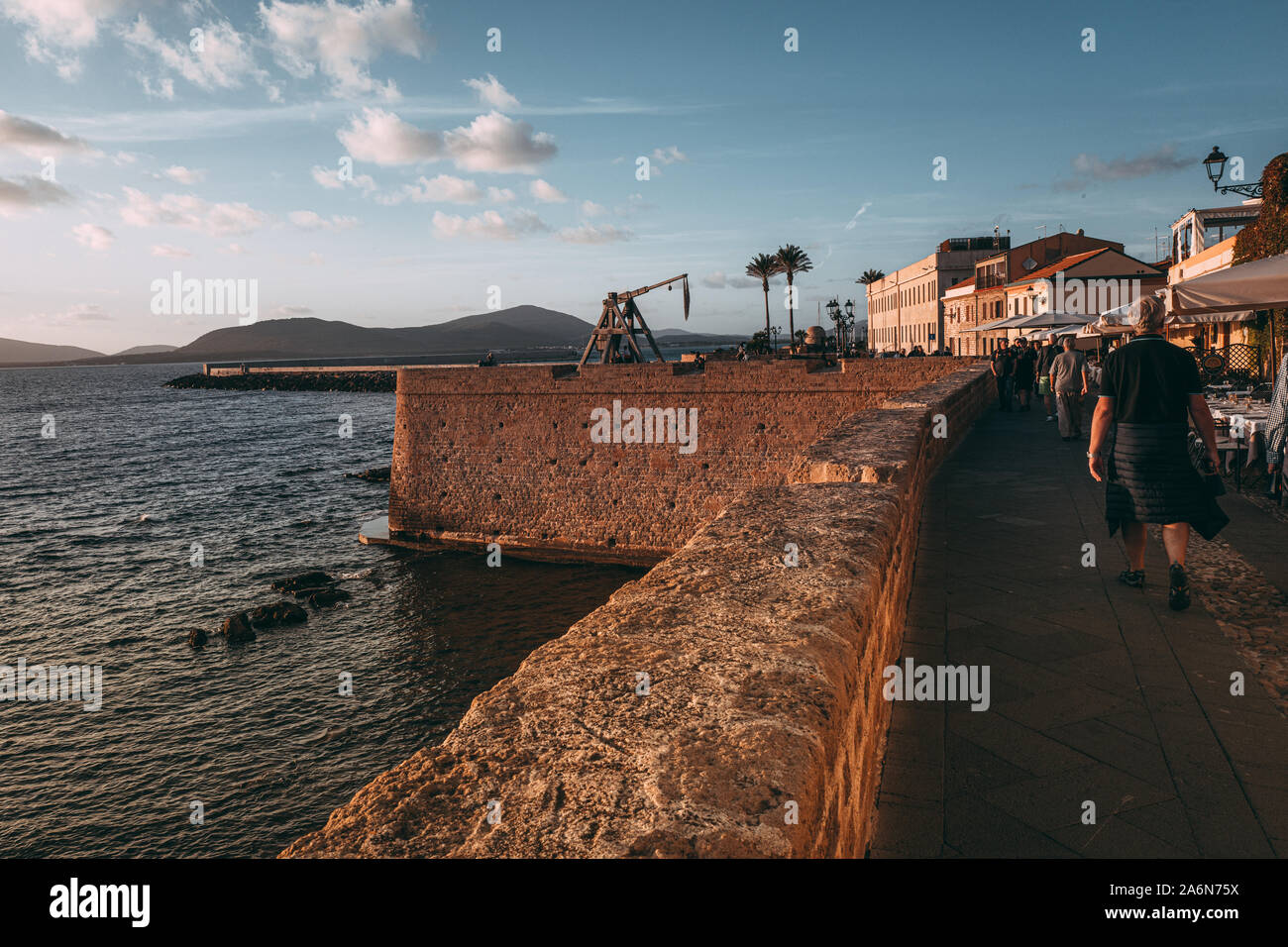 ALGHERO, ITALIE/ OCTOBRE 2019 : magnifique coucher de soleil sur les anciennes fortifications Banque D'Images