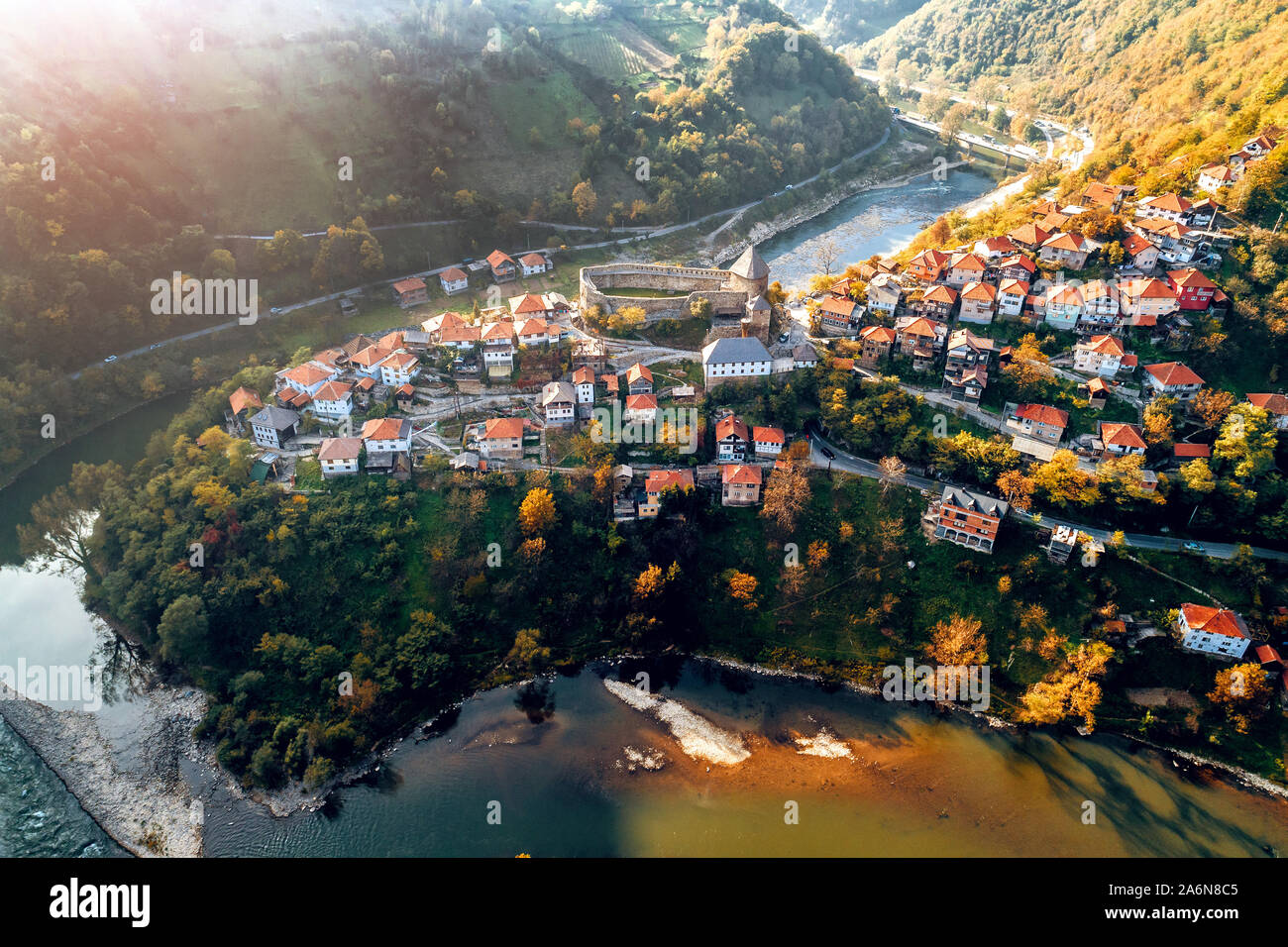 Vue aérienne de la vieille ville et château de Vranduk en Bosnie centrale. Près de Zenica, Bosnie-et-Herzégovine. La tonalité de l'image. Banque D'Images