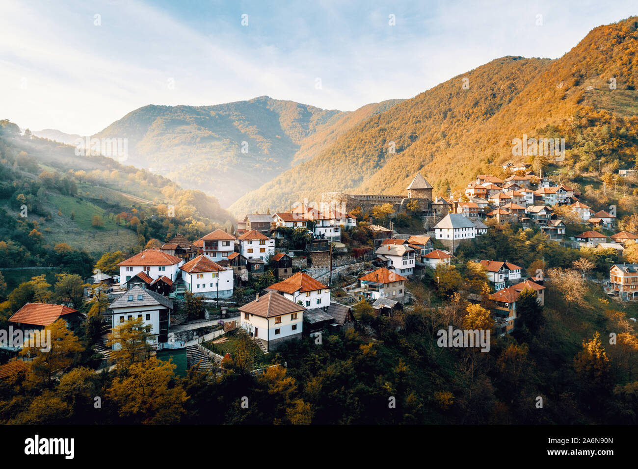 Vue aérienne de la vieille ville et château de Vranduk en Bosnie centrale. Près de Zenica, Bosnie-et-Herzégovine. La tonalité de l'image. Banque D'Images