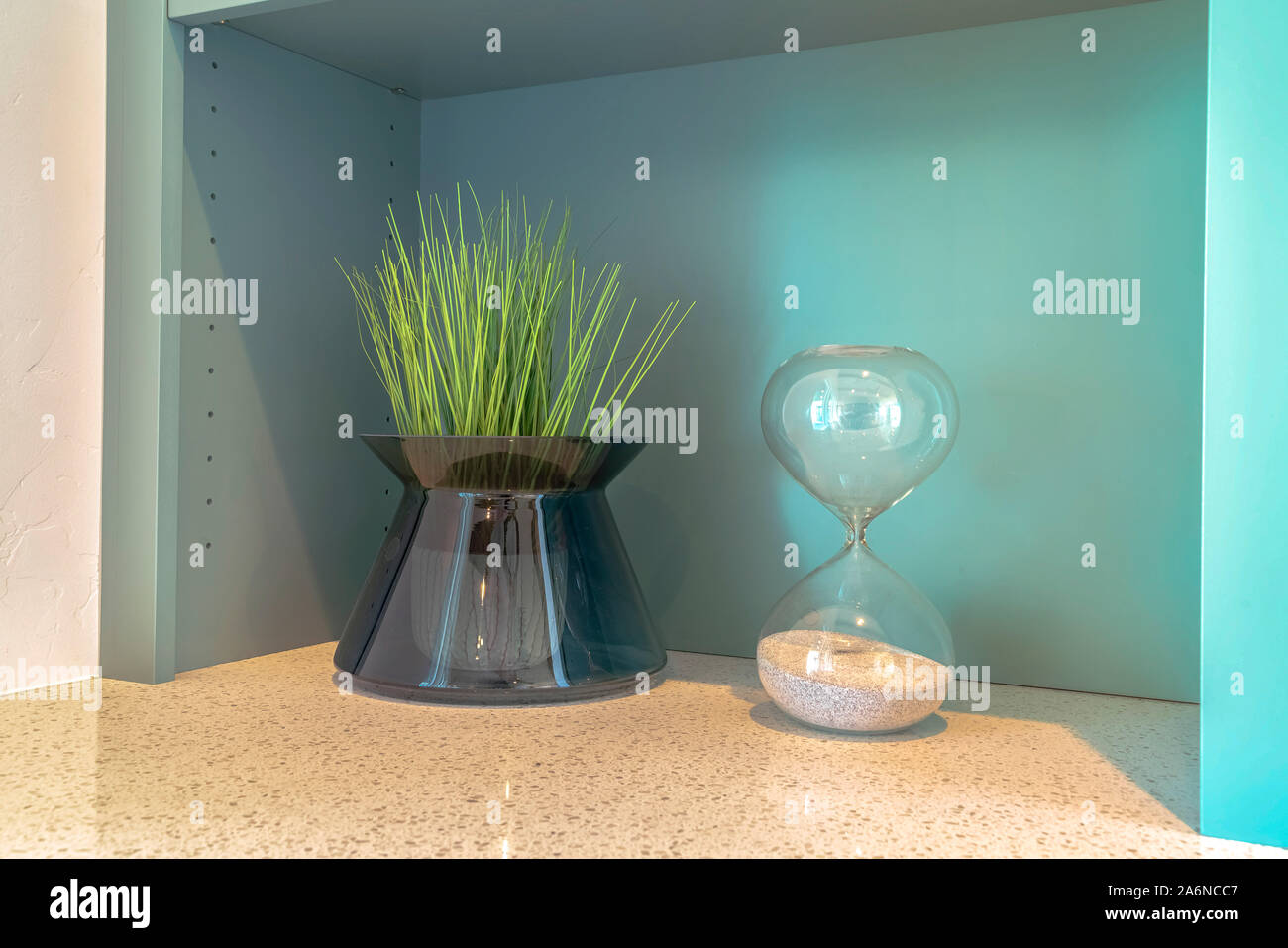 L'herbe et de sable usine élégant timer sur banc Banque D'Images