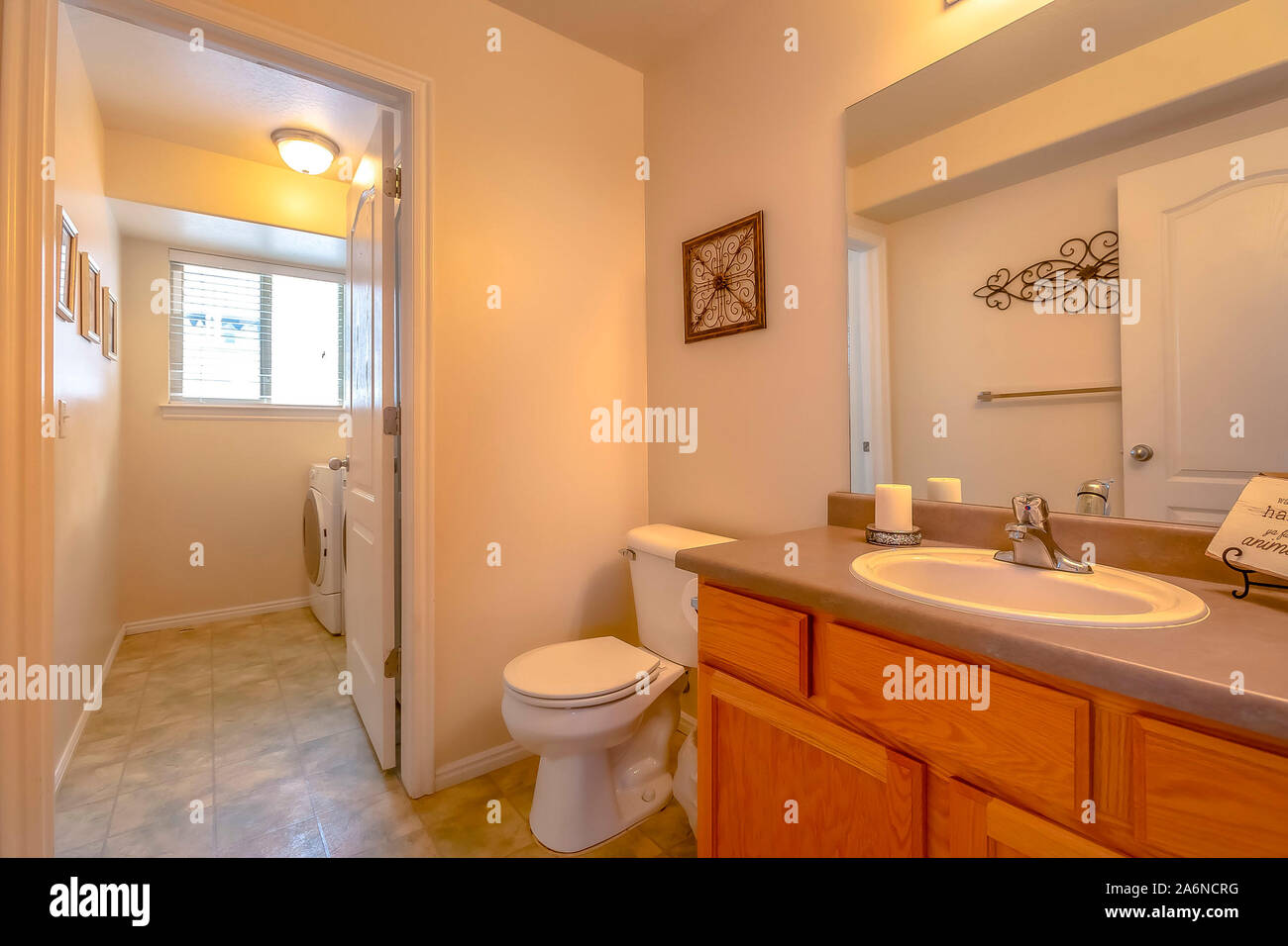 Intérieur salle de bains avec lavabo et toilettes Banque D'Images