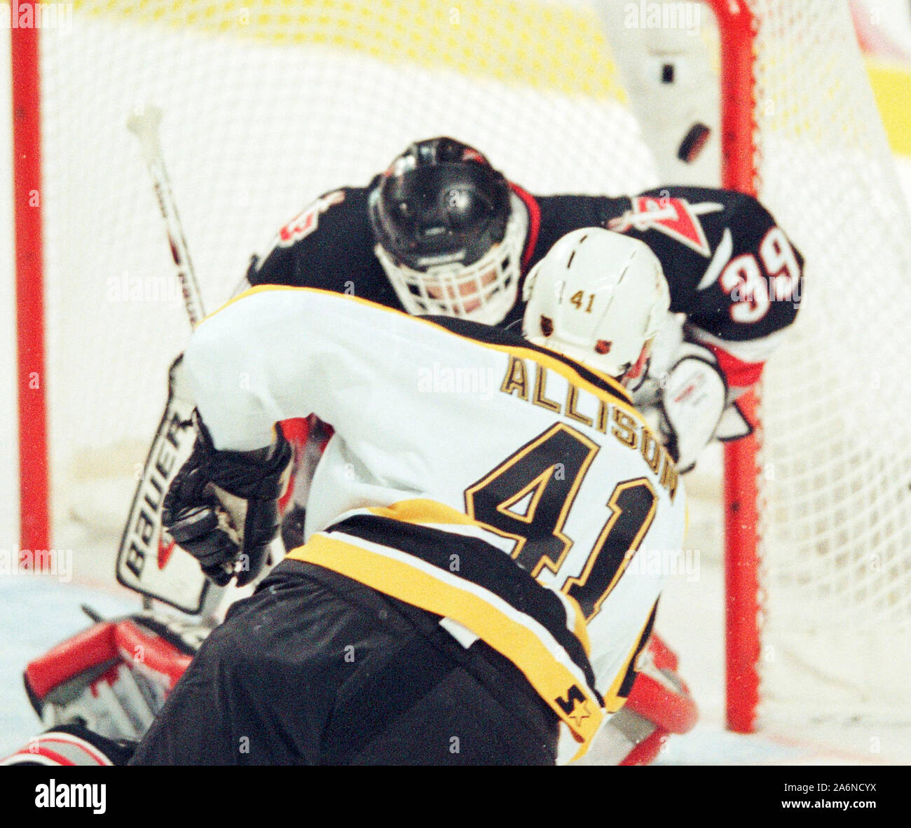 Bruins de Boston # 41 Jason Allison scores sur Sabres de Buffalo # 39 gardien Dominik Hasek en action de jeu au Fleet Center de Boston MA USA Mai,6,1999 photo de Bill Belknap Banque D'Images