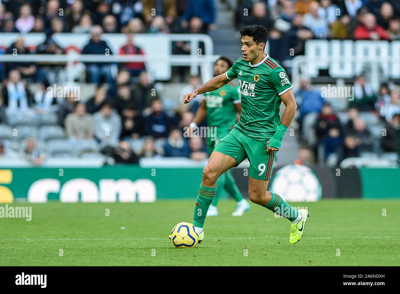 27 octobre 2019, St James's Park, Newcastle, Angleterre, Premier League, Newcastle United v Wolverhampton Wanderers : Raúl Jiménez de Wolverhampton Wanderers en action Crédit : Iam brûler/News Images Banque D'Images
