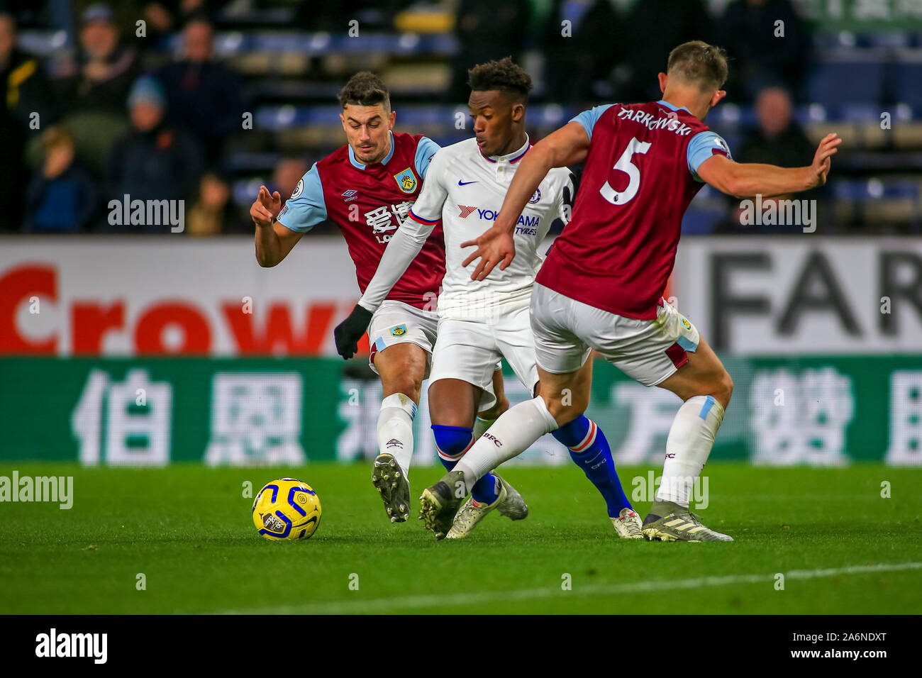 26 octobre 2019, Turf Moor, Burnley, en Angleterre, Premier League, Burnley v Chelsea : Michael Oliver arbitre accorde une pénalité à Callum Hudson-Odoi (20) de Chelsea mais il n'est plus gouverné par le VAR, qui est ensuite réservé pour simulation Credit : Craig Milner/News Images Banque D'Images