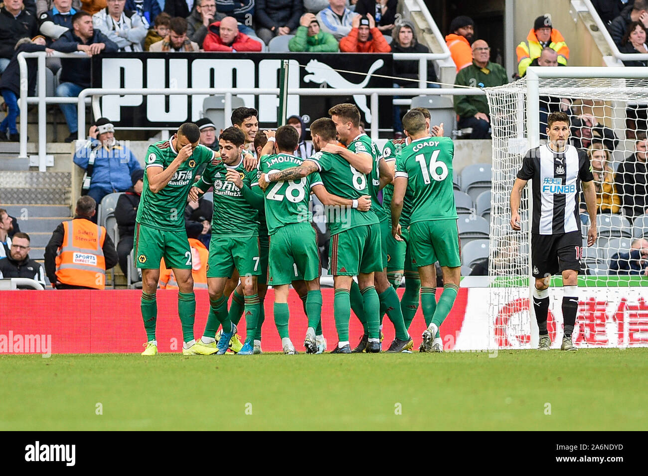 27 octobre 2019, St James's Park, Newcastle, Angleterre, Premier League, Newcastle United v Wolverhampton Wanderers : Jonny de Wolverhampton Wanderers célèbre avec ses coéquipiers après avoir marqué Crédit : Iam brûler/News Images Banque D'Images