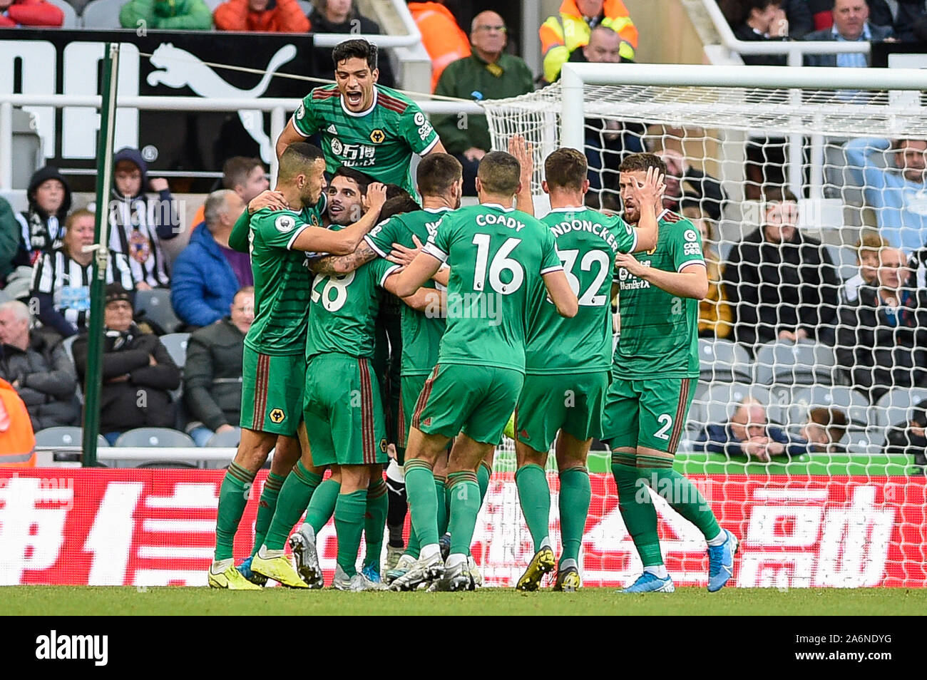 27 octobre 2019, St James's Park, Newcastle, Angleterre, Premier League, Newcastle United v Wolverhampton Wanderers : Jonny de Wolverhampton Wanderers célèbre avec ses coéquipiers après avoir marqué Crédit : Iam brûler/News Images Banque D'Images