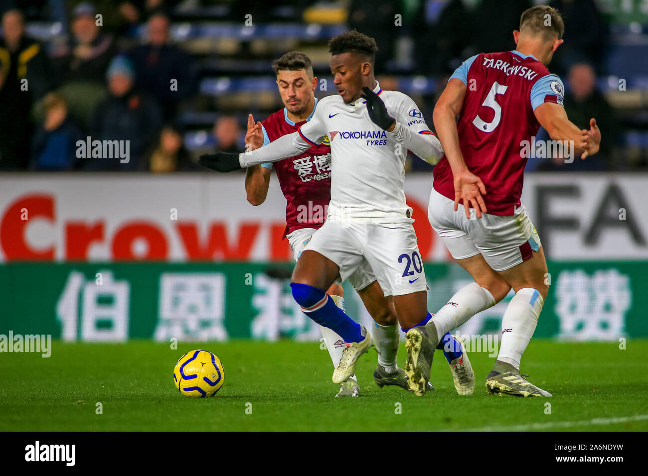 26 octobre 2019, Turf Moor, Burnley, en Angleterre, Premier League, Burnley v Chelsea : Michael Oliver arbitre accorde une pénalité à Callum Hudson-Odoi (20) de Chelsea mais il n'est plus gouverné par le VAR, qui est ensuite réservé pour simulation Credit : Craig Milner/News Images Banque D'Images