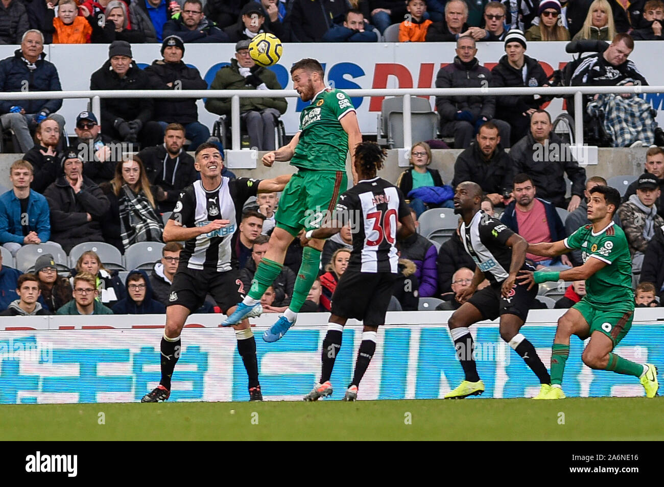 27 octobre 2019, St James's Park, Newcastle, Angleterre, Premier League, Newcastle United v Wolverhampton Wanderers : Matt Doherty de Wolverhampton Wanderers est à la tête de la ball Crédit : Iam brûler/News Images Banque D'Images