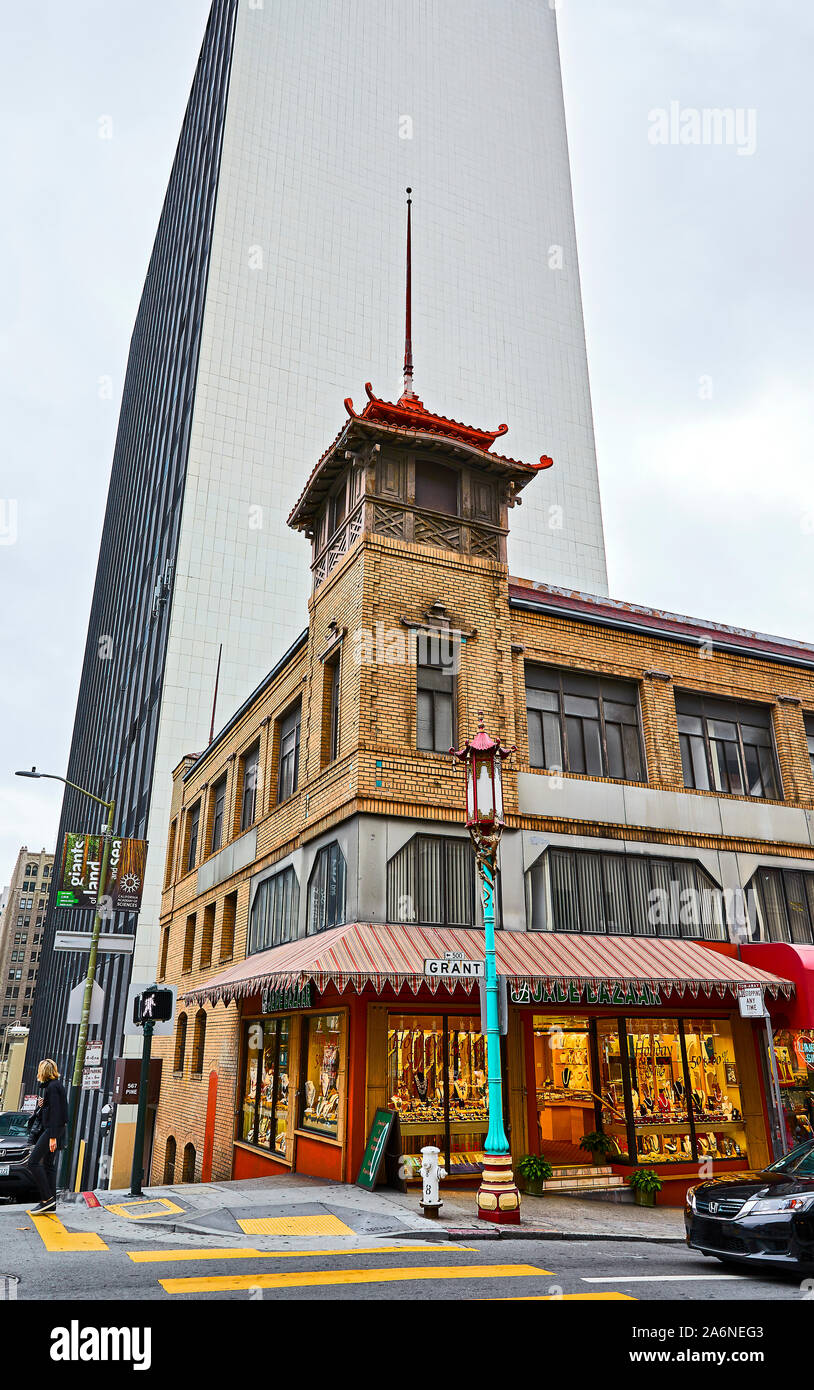 San Francisco, Californie, USA - 15 décembre 2018 : Street corner Grant et le pin dans Chinatown de San Francisco et l'historique des bâtiments modernes. Banque D'Images