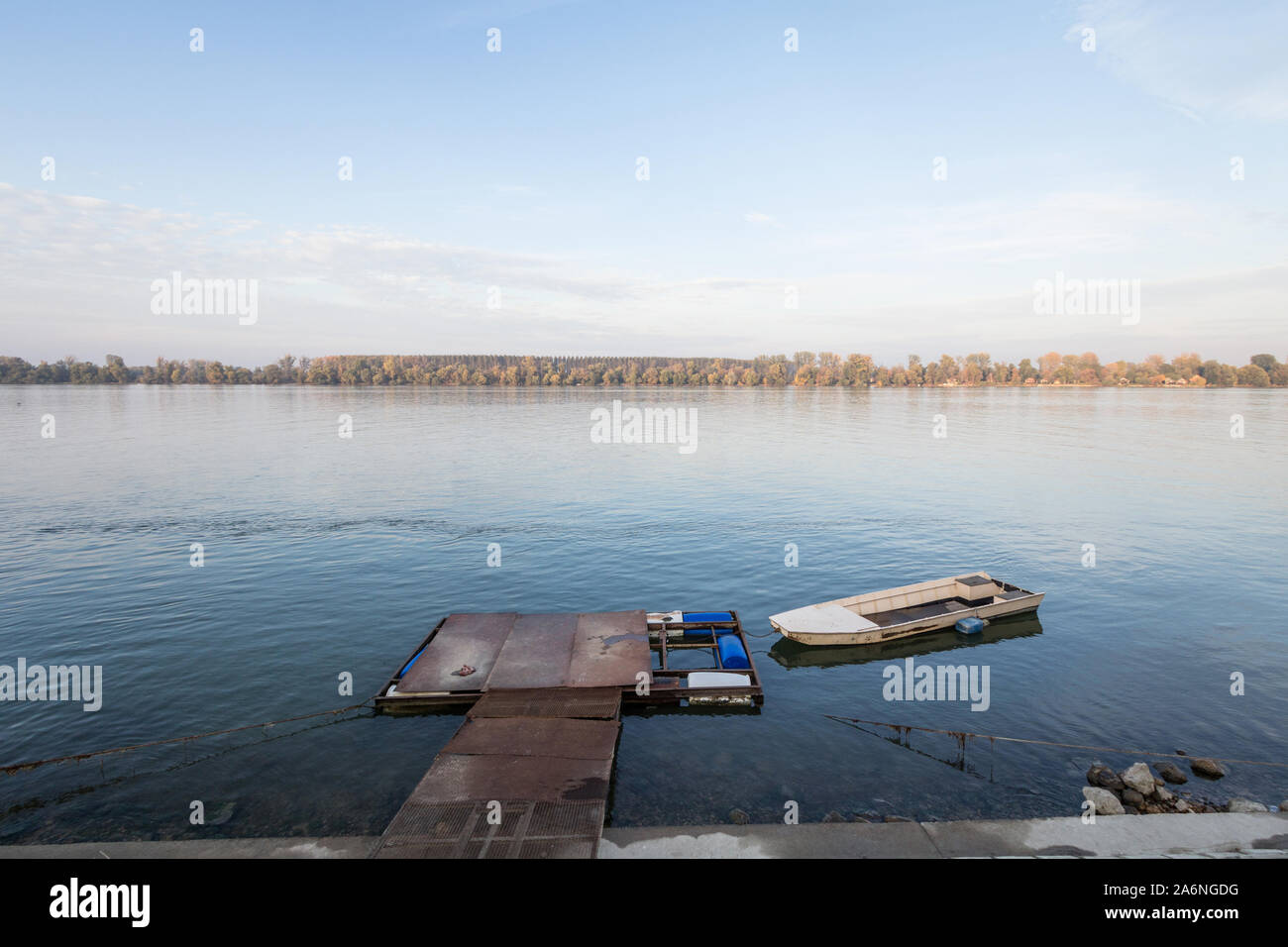 Petit bateau, un bateau à rames, attaché à un ponton sur Zemunski Kej, le principal quai de Zemun, banques sur le Danube à Belgrade, en Serbie. Danube est le plus grand r Banque D'Images