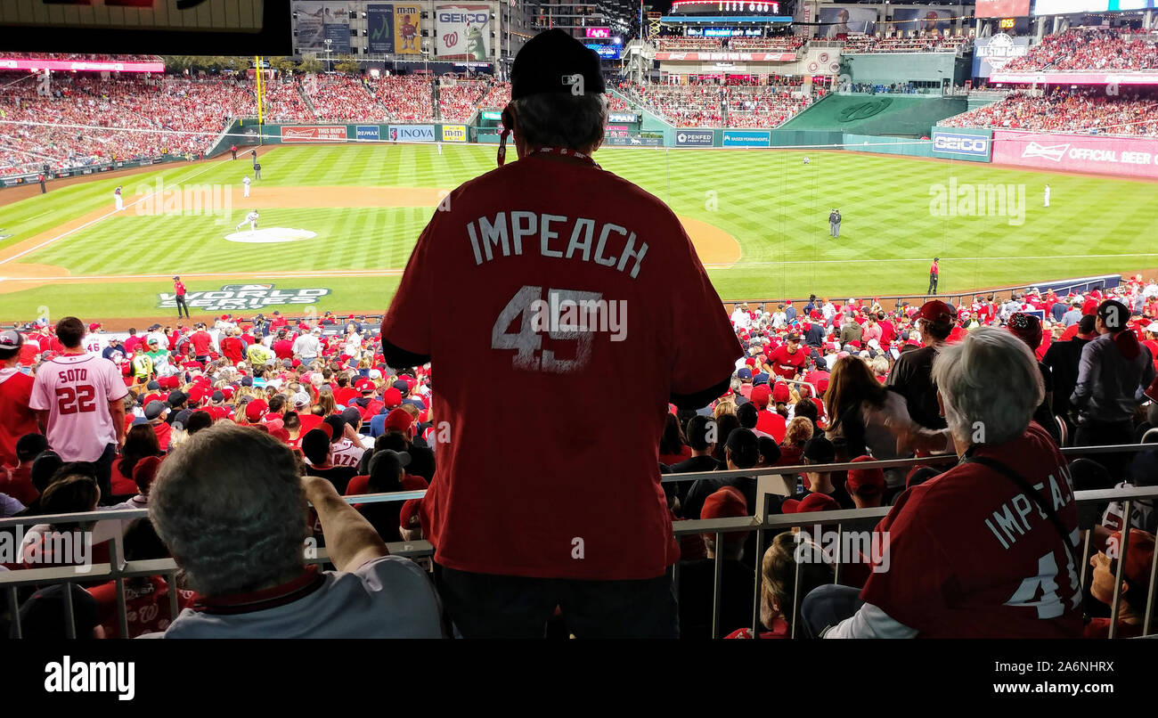 Washington, USA. 27 Oct, 2019. Nationals de Washington fans offre offertheir opinions via tee-shirts pendant le jeu 5 de la Série mondiale contre les Astros de Houston au Championnat National Park à Washington, DC Le dimanche, Octobre 27, 2019. Photo de Pat Benic/UPI UPI : Crédit/Alamy Live News Banque D'Images