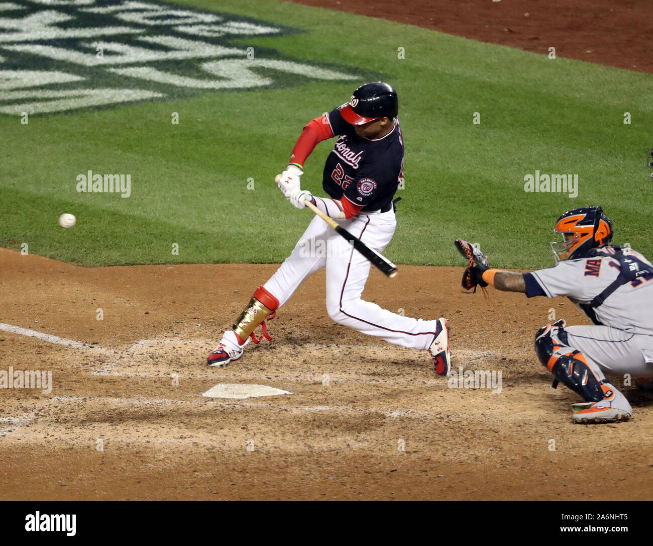 Washington, USA. 27 Oct, 2019. Nationals de Washington Juan Soto perruque dans le bas de la 7ème manche du Match 5 de la Série mondiale contre les Astros de Houston au Championnat National Park à Washington, DC Le dimanche, Octobre 27, 2019. Photo par Mark Abraham/UPI UPI : Crédit/Alamy Live News Banque D'Images