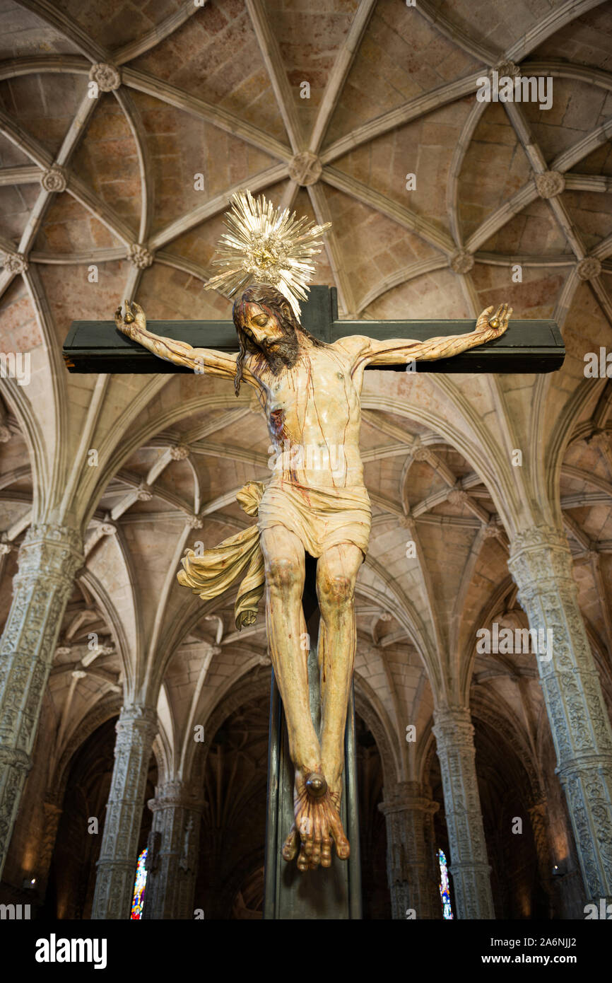 Statue du Christ sur la croix dans le monastère des Hiéronymites, Belém, Lisbonne Banque D'Images