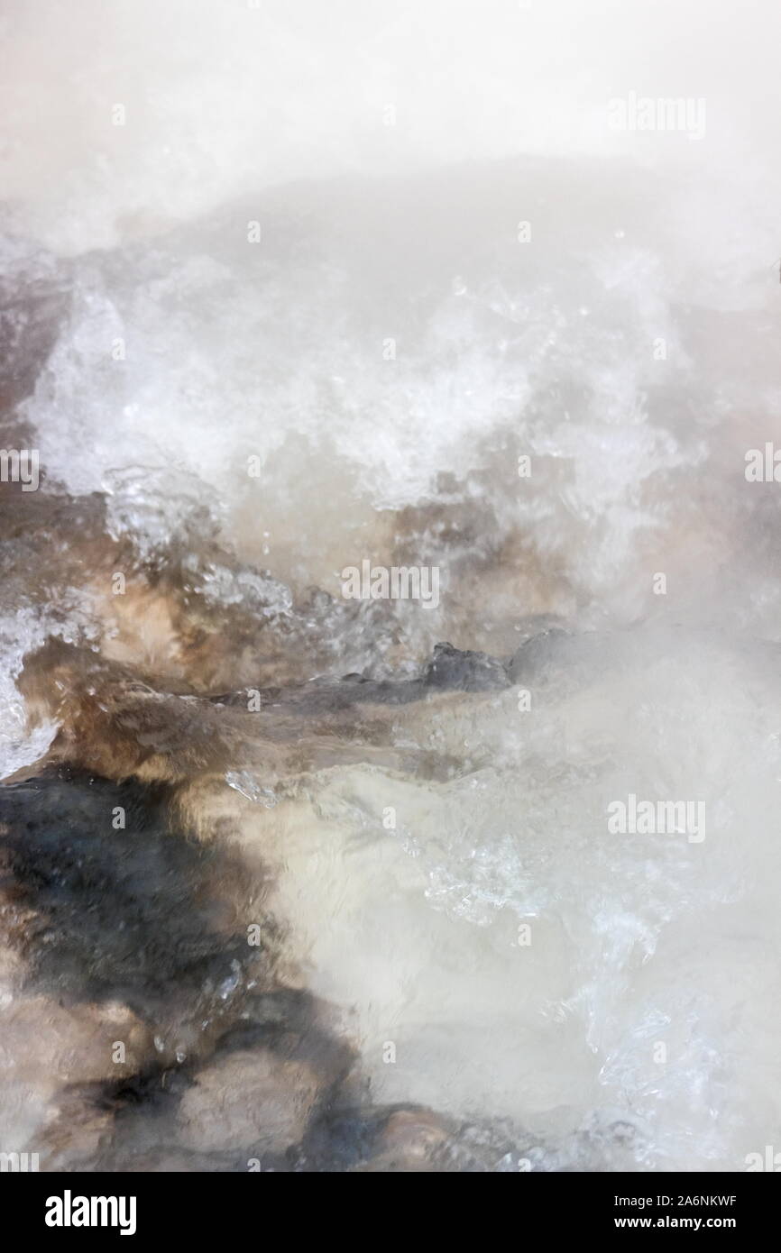 Résumé Contexte La nature de droit de l'eau vapeur chaude claire à travers une rivière géothermique eau douce à la Vallée volcanique de Waimangu, Rotorua, Nouvelle Banque D'Images
