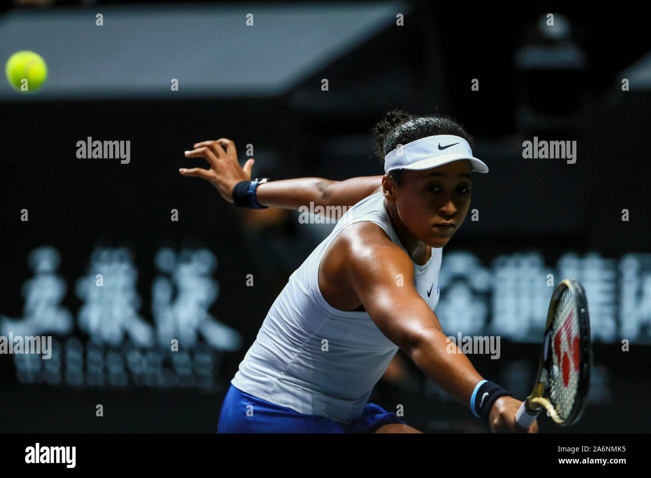 Joueur de tennis professionnel Japonais Naomi Osaka est en concurrence avec le joueur de tennis professionnel tchèque Petra Kvitova lors d'un match de groupe de la finale 2019 de l'ATA dans le tournoi de tennis de la ville de Shenzhen, province du Guangdong en Chine du Sud, 27 octobre 2019. Joueur de tennis professionnel Japonais Naomi Osaka a battu le joueur de tennis professionnel tchèque Petra Kvitova avec 2-1 lors d'un match de finale de tournoi de tennis WTA 2019 dans la ville de Shenzhen, province du Guangdong en Chine du Sud, 27 octobre 2019. Banque D'Images