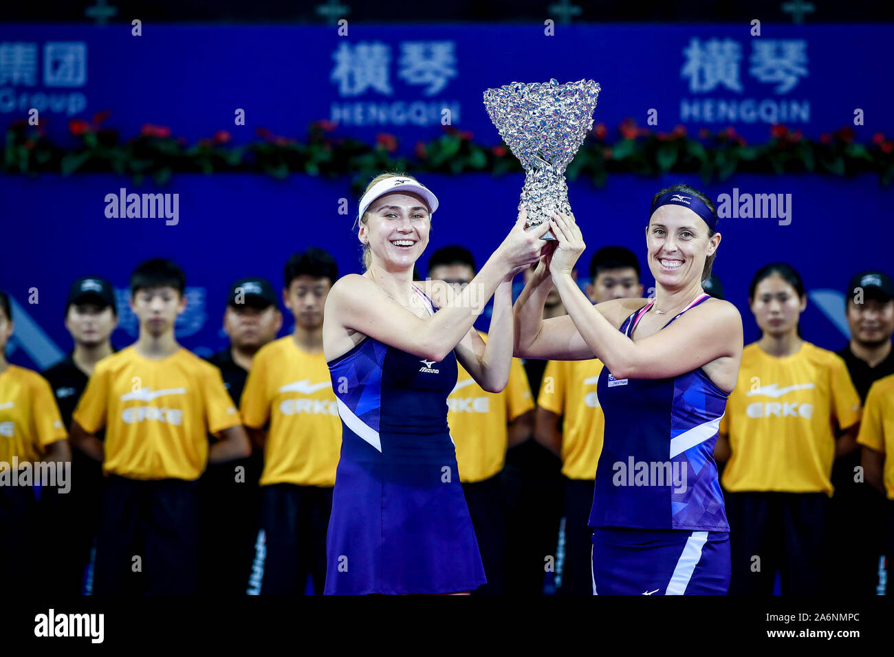 Joueur de tennis ukrainien Lyudmyla Kichenok, gauche, et joueur de tennis professionnel slovène Andreja Klepac, droite, montrent leur trophée après avoir battu les joueurs de tennis professionnels chinois Duan Yingying et Yang Zhaoxuan au cours de la finale du double dames à 2019 trophée Élite de l'ATA, dans la ville de Zhuhai, Province du Guangdong en Chine du Sud, 27 octobre 2019. Les joueurs de tennis professionnels chinois Duan Yingying et Yang Zhaoxuan ont été défaits par le joueur de tennis professionnel ukrainien Lyudmyla Kichenok et joueur de tennis professionnel slovène Andreja Klepac avec 0-2 lors de la finale de double féminin à 20 ans Banque D'Images