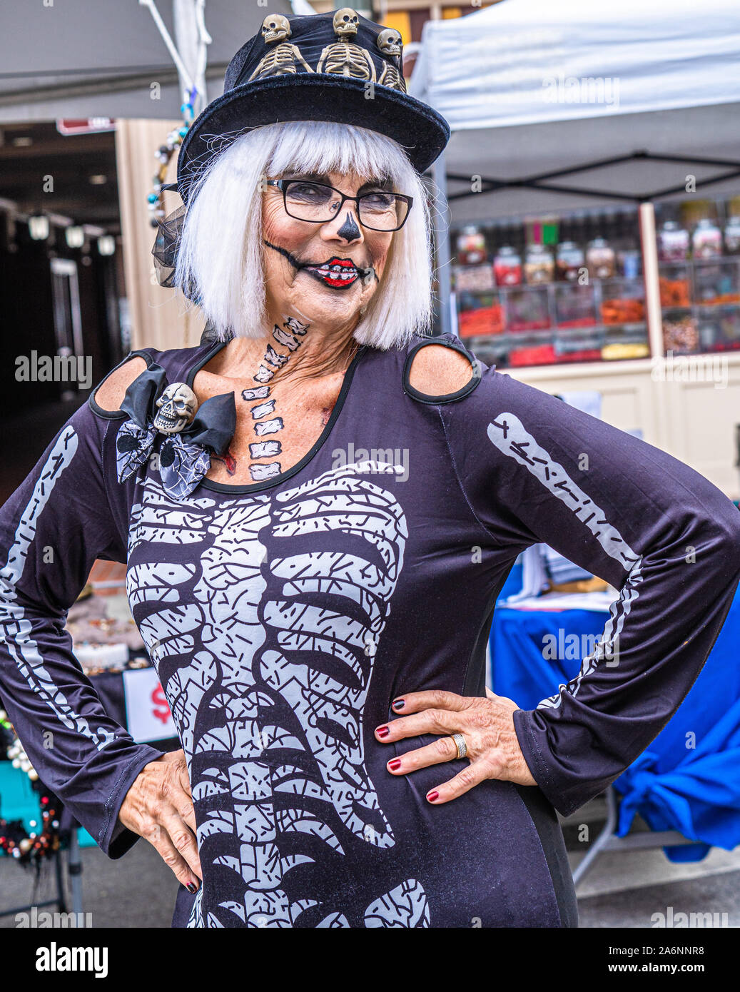 Femme vêtue de costume squelette à Dia de los Muertos festival, jour des morts, à San Pedro, Californie Banque D'Images