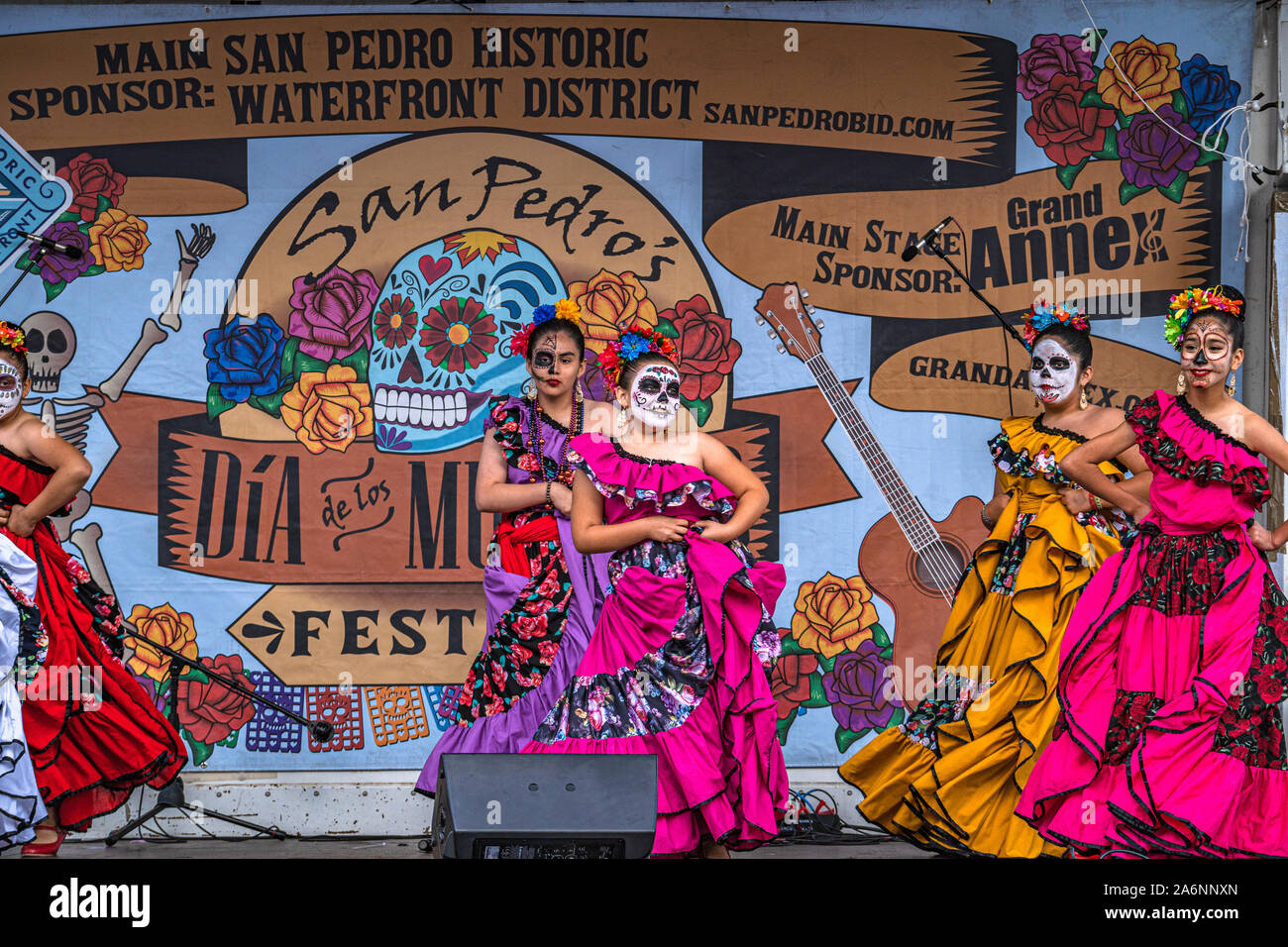 Les filles sur scène en costume de danse à Dia de los Muertos festival, jour des morts, à San Pedro, Californie Banque D'Images