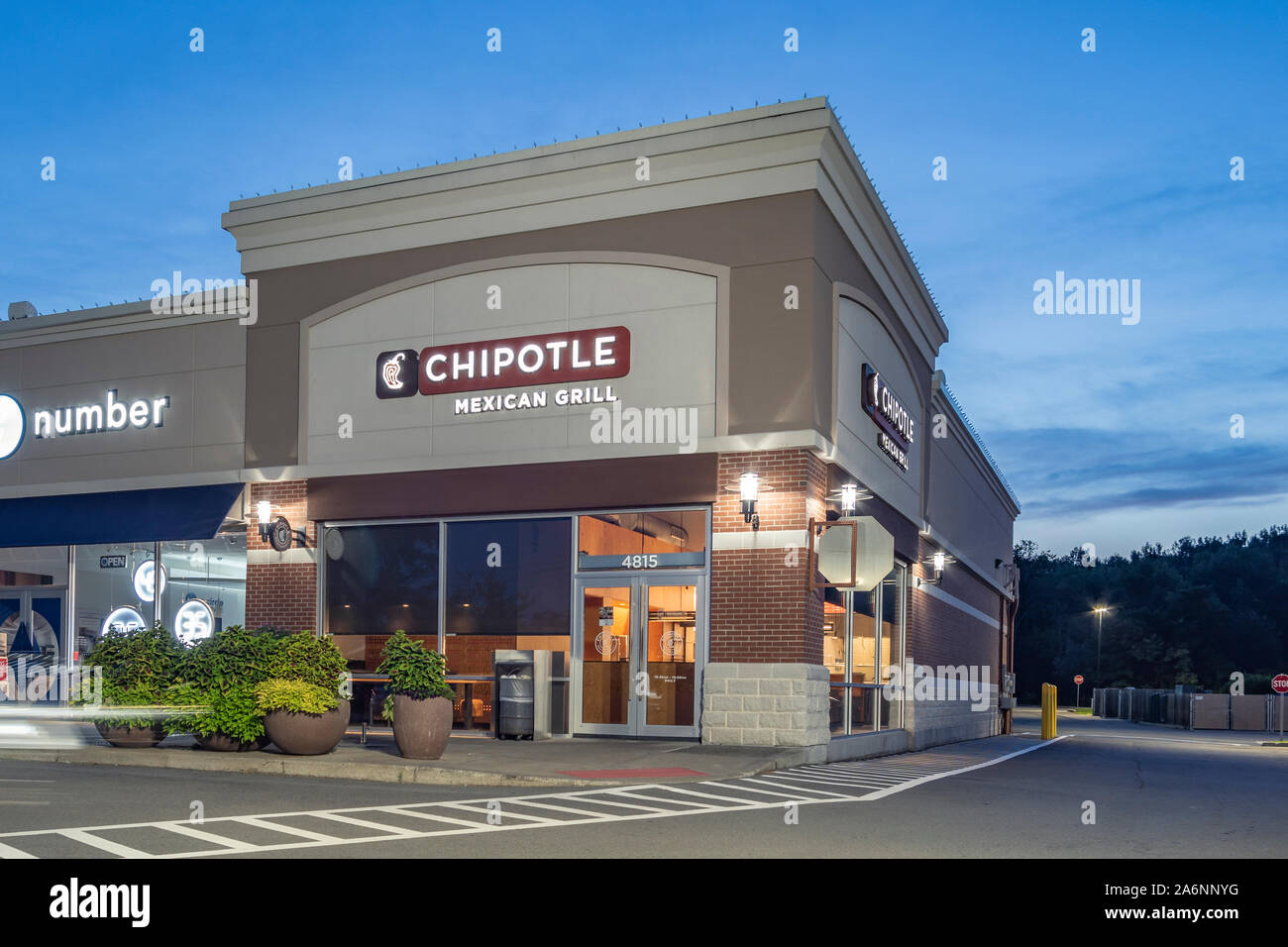 New Hartford, New York - 18 août 2019 - Vue de nuit restaurant Chipotle, Chipotle est une marque de restauration rapide américaine spécialisée dans le Grill & cuisine mexicaine. Banque D'Images