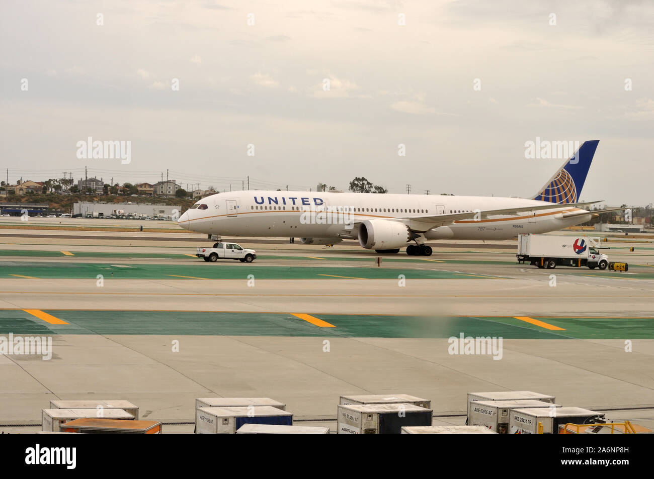 La Lettonie, la Lituanie, le 12 décembre 2018 : un avion de United Airlines attend sur le tarmac de l'Aéroport International en Lettonie, Lituanie Banque D'Images