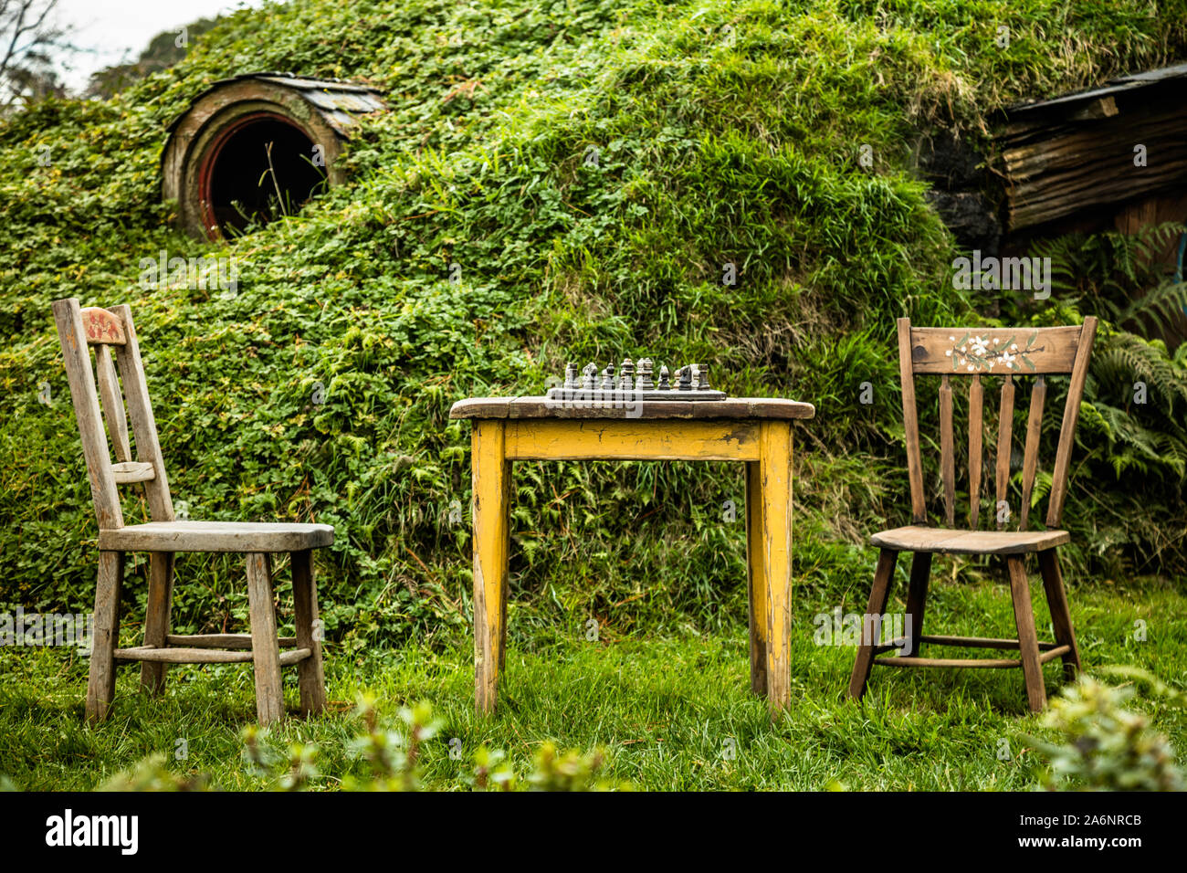 Jeu d'échecs en plein air mis en place dans le cinéma, Hobbiton Matamata, Nouvelle-Zélande Banque D'Images