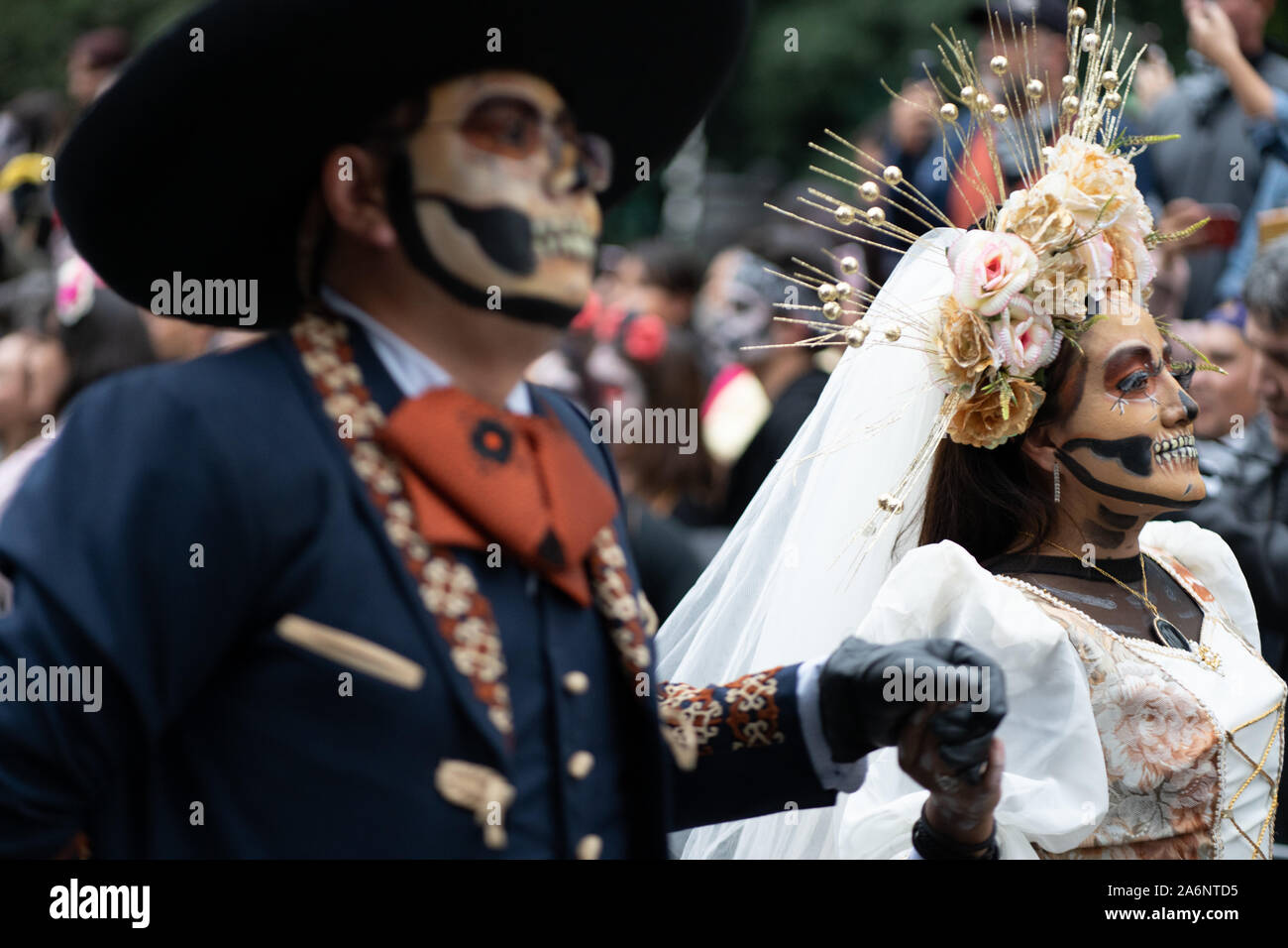 La ville de Mexico, Mexique. 26Th Oct, 2019. Une femme vêtue comme une épouse est escorté dans la parade pendant la Catrina Festival. Des milliers de personnes sont descendues dans les rues de Mexico pour regarder la procession de Catrinas. Catrina est un squelette féminin avec un grand chapeau, souvent faite de plumes. Le chiffre est basé sur un personnage créé au début des années 1900 par l'artiste José Guadalupe Posada et ensuite réinventé par Diego Rivera. Credit : SOPA/Alamy Images Limited Live News Banque D'Images