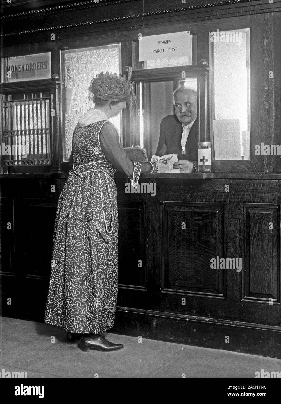 Femme à teller à fenêtre Vue Parc Poste ca. 1918 Banque D'Images