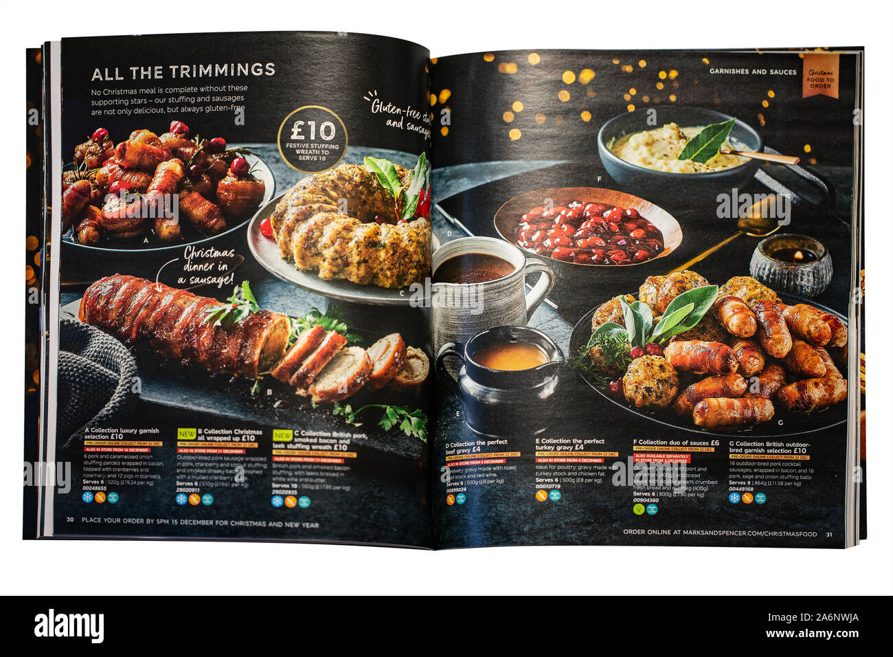 SWINDON, Royaume-Uni - Octobre 27, 2019:Marks et Spencer Alimentation Boissons Noël Cadeaux et paniers de fleurs magazine sur un fond blanc Banque D'Images