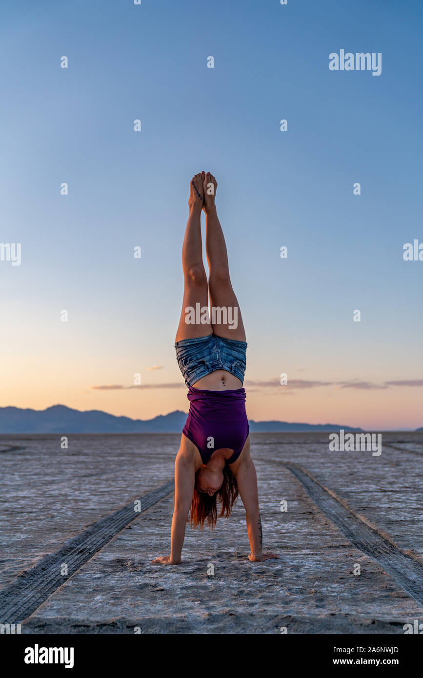 Une Femme Faisant Du Yoga Avec Le Soleil En Arrière-plan Dame De