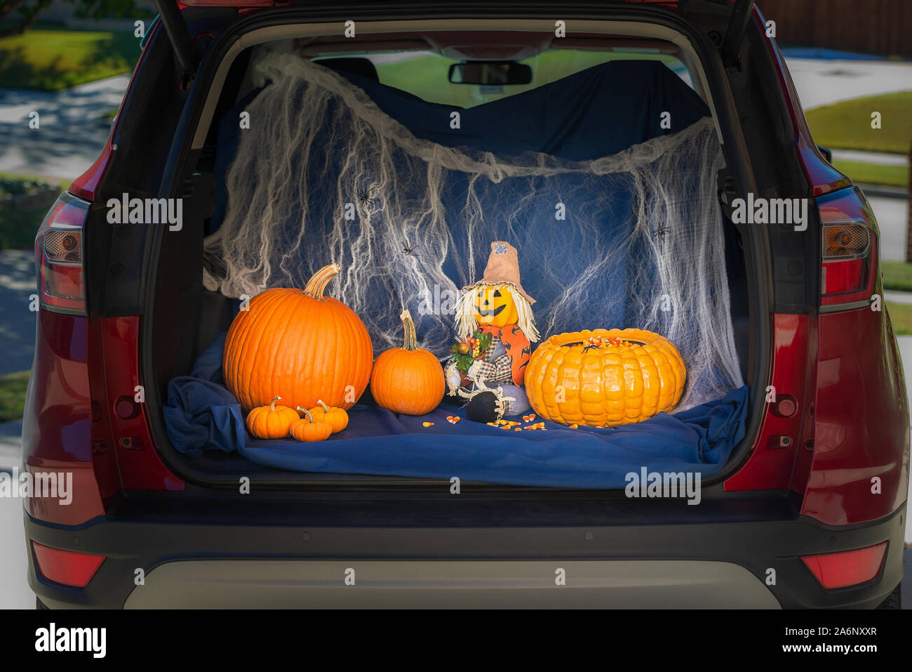 Une voiture est décorée de tronc ou traiter l'événement, une alternative pour les enfants Trick ou traiter dans un environnement sûr, le soir de l'Halloween. Banque D'Images