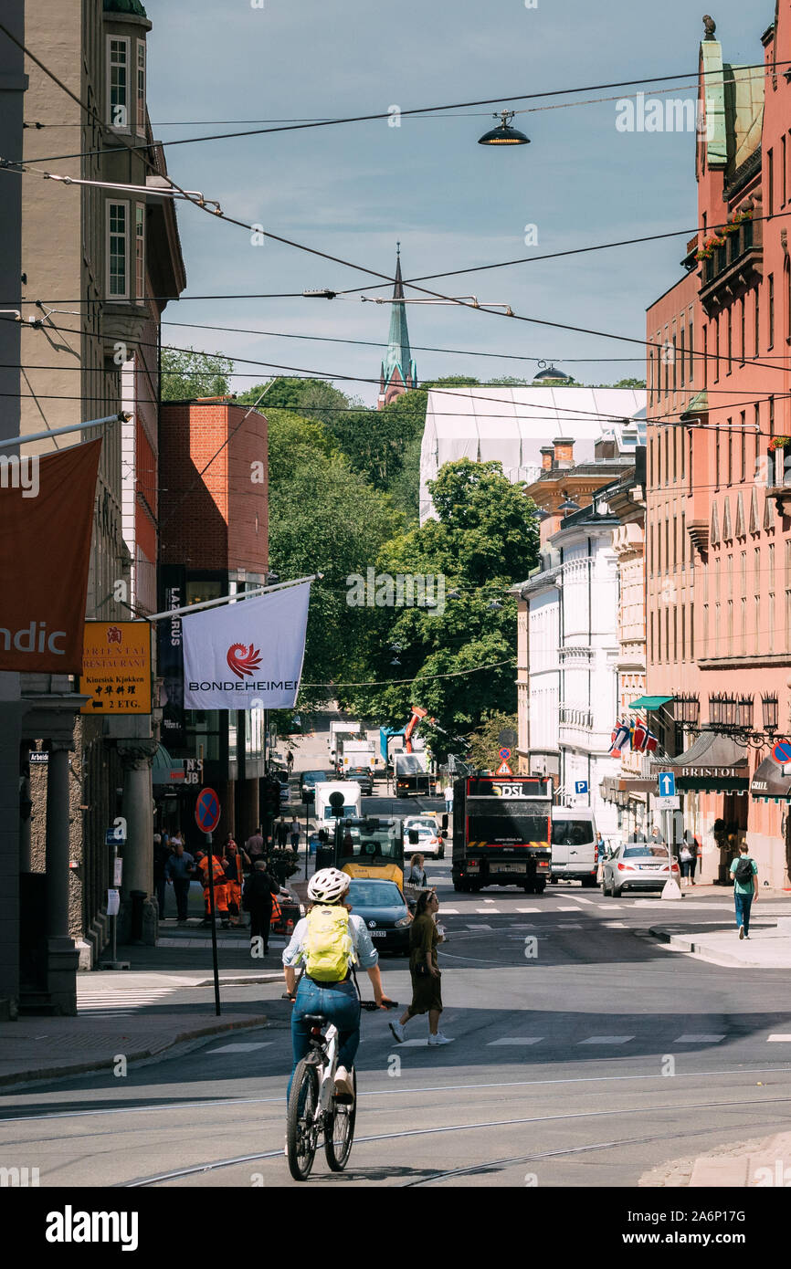 Oslo, Norvège - 24 juin 2019 : Woman Riding sur des vélos en centre-ville. Banque D'Images