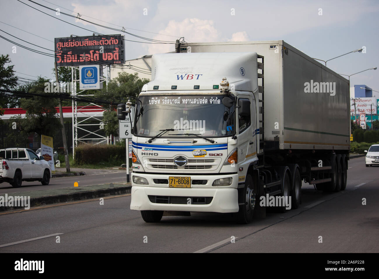 Chiang Mai, Thaïlande - le 10 octobre 2019:Conteneur remorque camion de WBT Company. Photo road no.1001 à environ 8 km du centre-ville, la Thaïlande. Banque D'Images